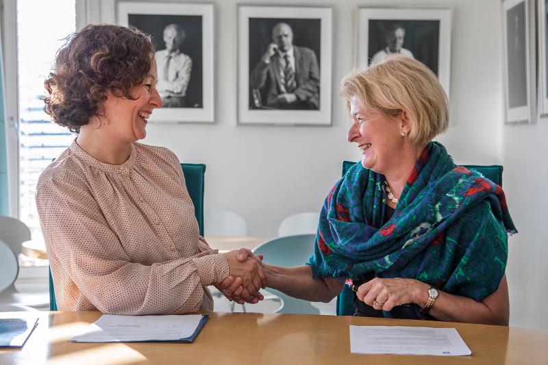 Ordører i Tromsø kommune, Kristin Røymo (t.v.) signerte i dag avtalen sammen med UiT-rektor Anne Husebekk. 